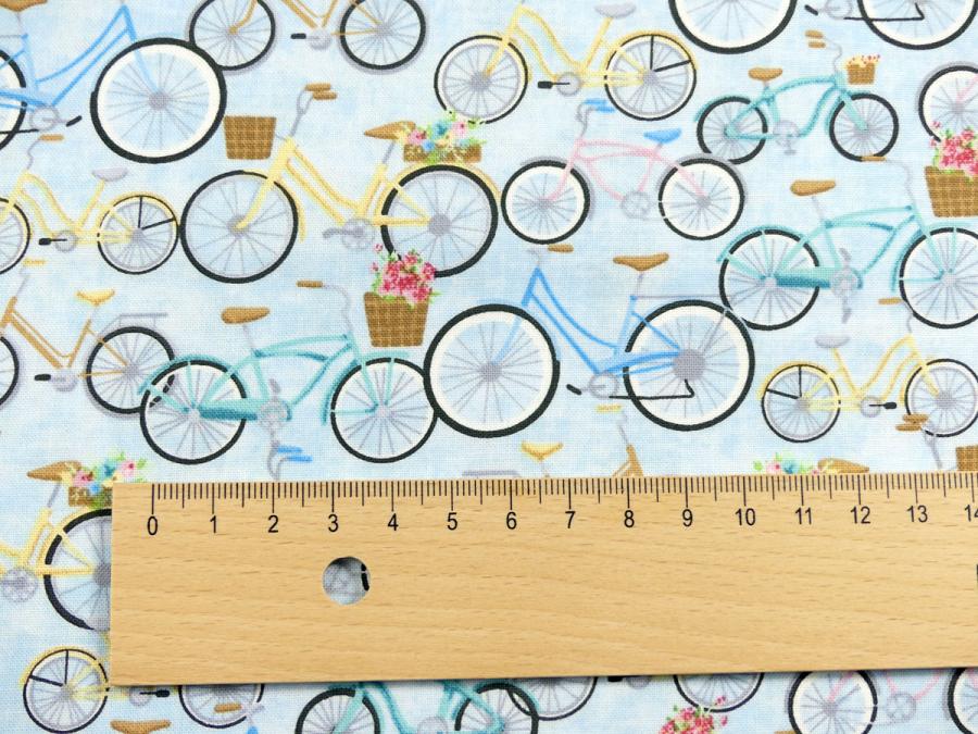 Patchworkstoff mit vielen bunten Fahrrädern aus der Kollektion Beach Bound mit Maß